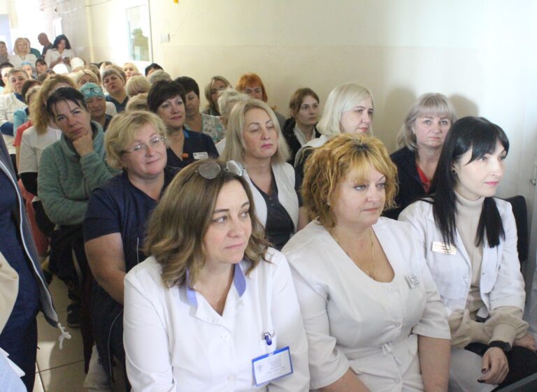 Галина Мінаєва привітала з професійним святом медичних сестер Чугуївської центральної лікарні
