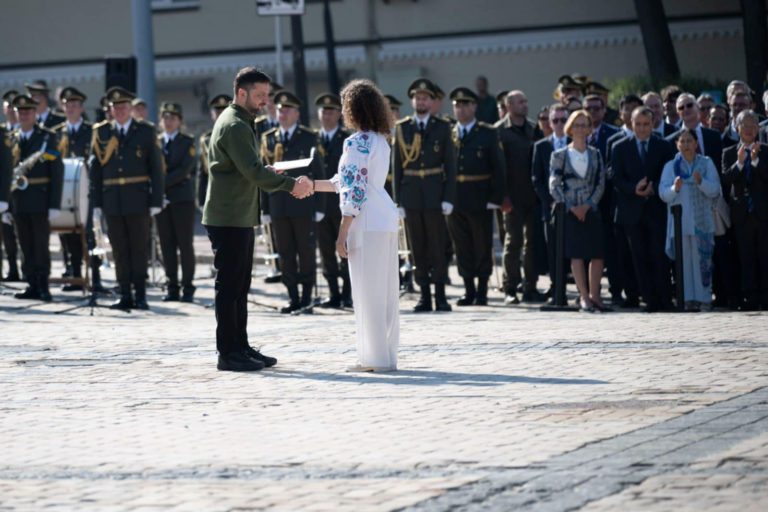 Президент України Володимир Зеленський вручив паспорт спортсменці з Чугуєва