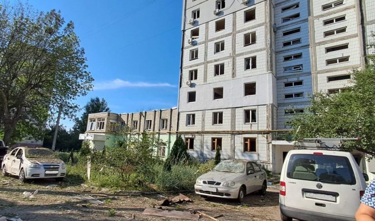 У Чугуєві триває ліквідація наслідків ранкового обстрілу