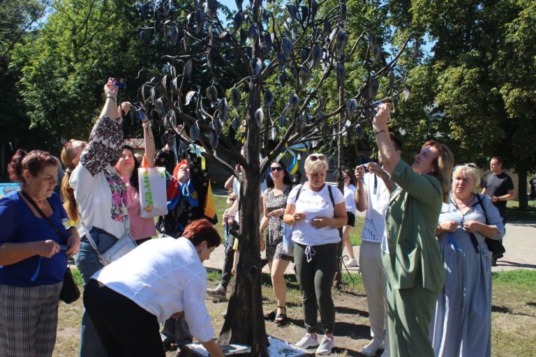 У Чугуєві відкрили символічне «Дерево Надії» на честь зниклих безвісти захисників України