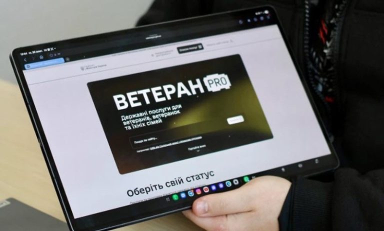 Екран планшета із сайтом державних послуг для ветеранів та їхніх сімей із написом 