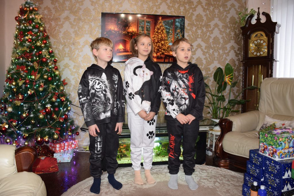 Такі зустрічі стали чудовою нагодою подарувати дітям атмосферу свята й нагадати, що поруч завжди є ті, хто захищає країну та піклується про її маленьких громадян. Військові висловили вдячність батькам-вихователям за турботу про дітей, а діти, у свою чергу, побажали захисникам міцного здоров’я та швидкого повернення додому з перемогою.