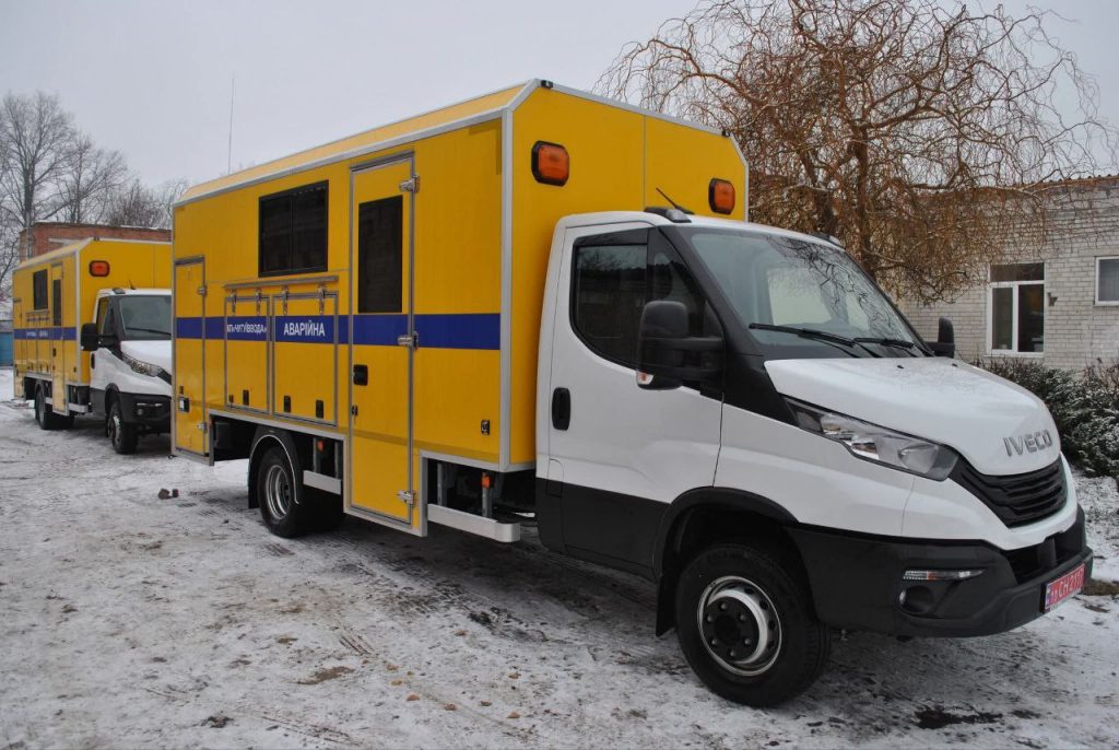 Білий автомобіль IVECO з великим жовтим кузовом та написом