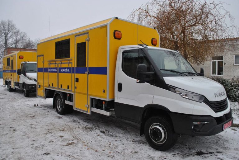 Білий автомобіль IVECO з великим жовтим кузовом та написом 