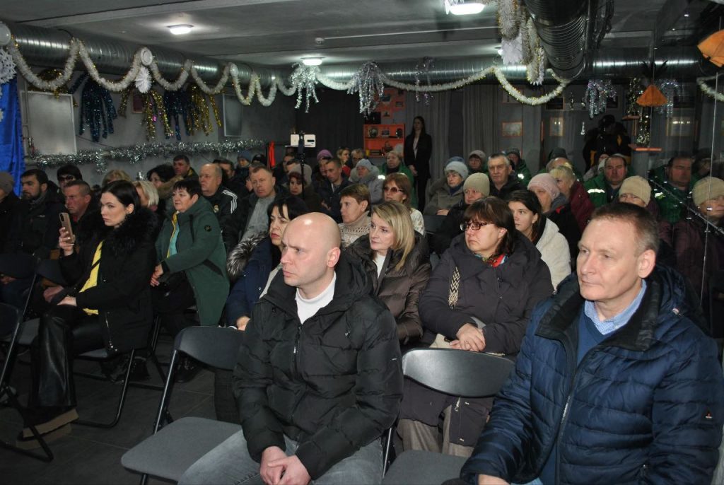 Начальник Чугуївської міської військової адміністрації Галина Мінаєва подякувала присутнім за відданість справі та побажала, щоб Новий рік приніс у кожну оселю тепло, мир і надію на краще майбутнє.