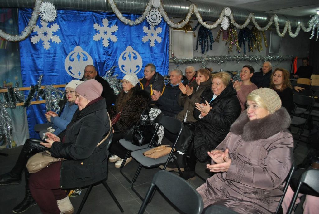 Начальник Чугуївської міської військової адміністрації Галина Мінаєва подякувала присутнім за відданість справі та побажала, щоб Новий рік приніс у кожну оселю тепло, мир і надію на краще майбутнє.