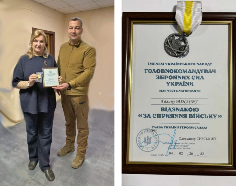 Жінка та чоловік тримають нагороду та посвідчення із текстом українською мовою про відзнаку 