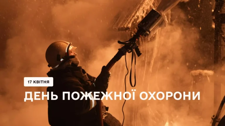 Пожежник у шоломі тримає в руках вогнегасник і гасить пожежу.