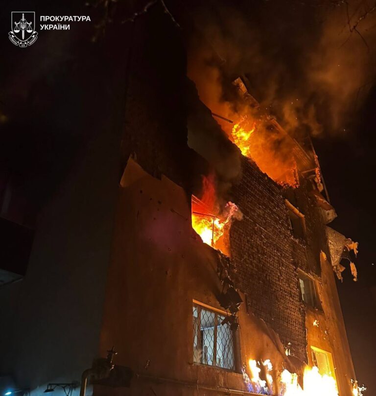 Будинок охоплений вогнем, полум’я виходить із вікон, особливо на верхньому поверсі будівлі.