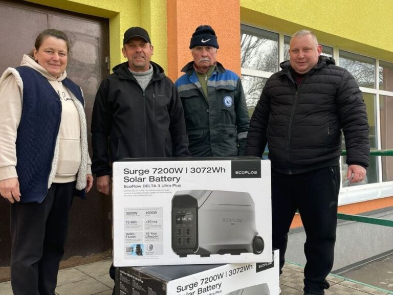 Чотири людини стоять біля коробки із сонячною батареєю EcoFlow DELTA 3 Ultra Plus із зазначенням потужності 7200Вт та ємності 3072 Вт/год.