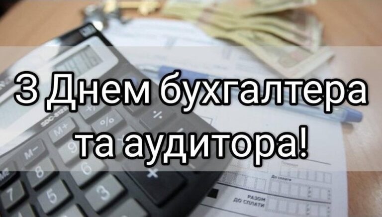 Калькулятор, купюри та документи на столі з написом 