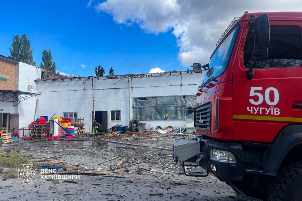 Червоний пожежний автомобіль з написом 